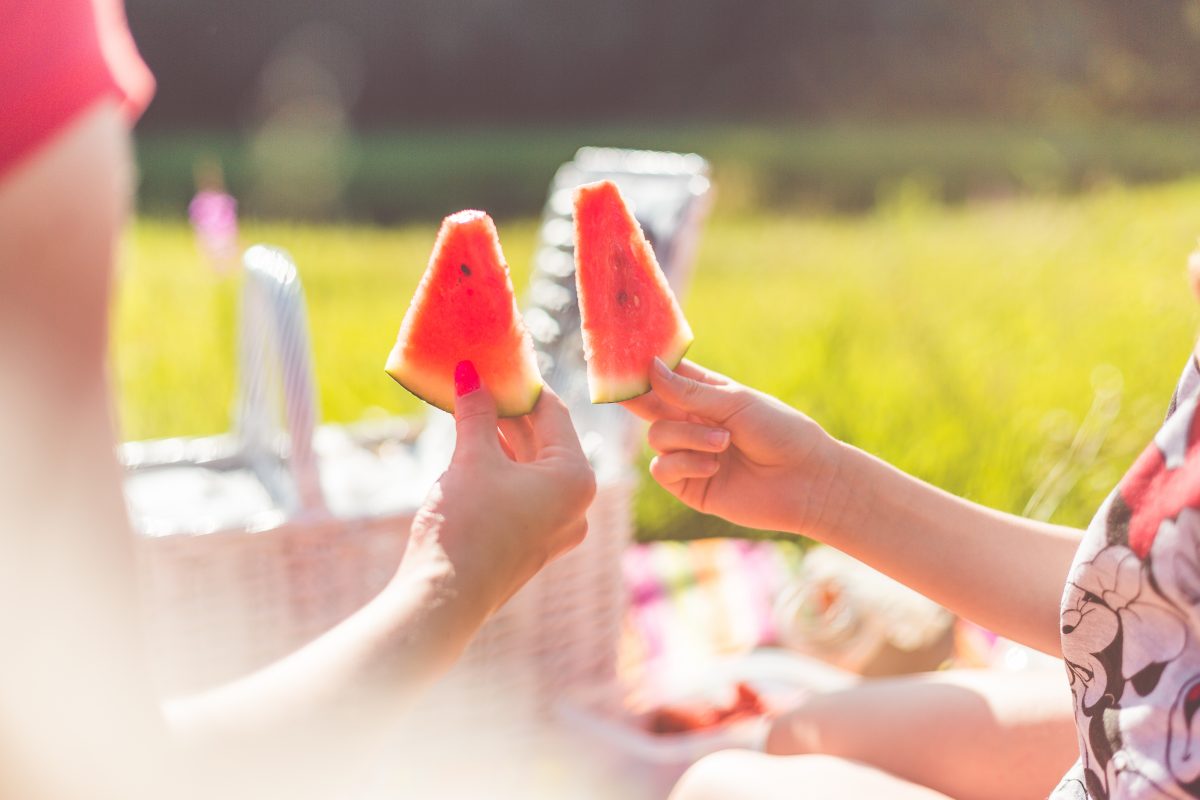 Summer now. Пикник с дыней. Приближаем лето. Пикник с дыней фото. Какое то лето.